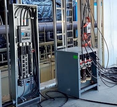Panel eléctrico industrial instalado por AZVIR Ingeniería en Tijuana — tableros distribución maquiladora