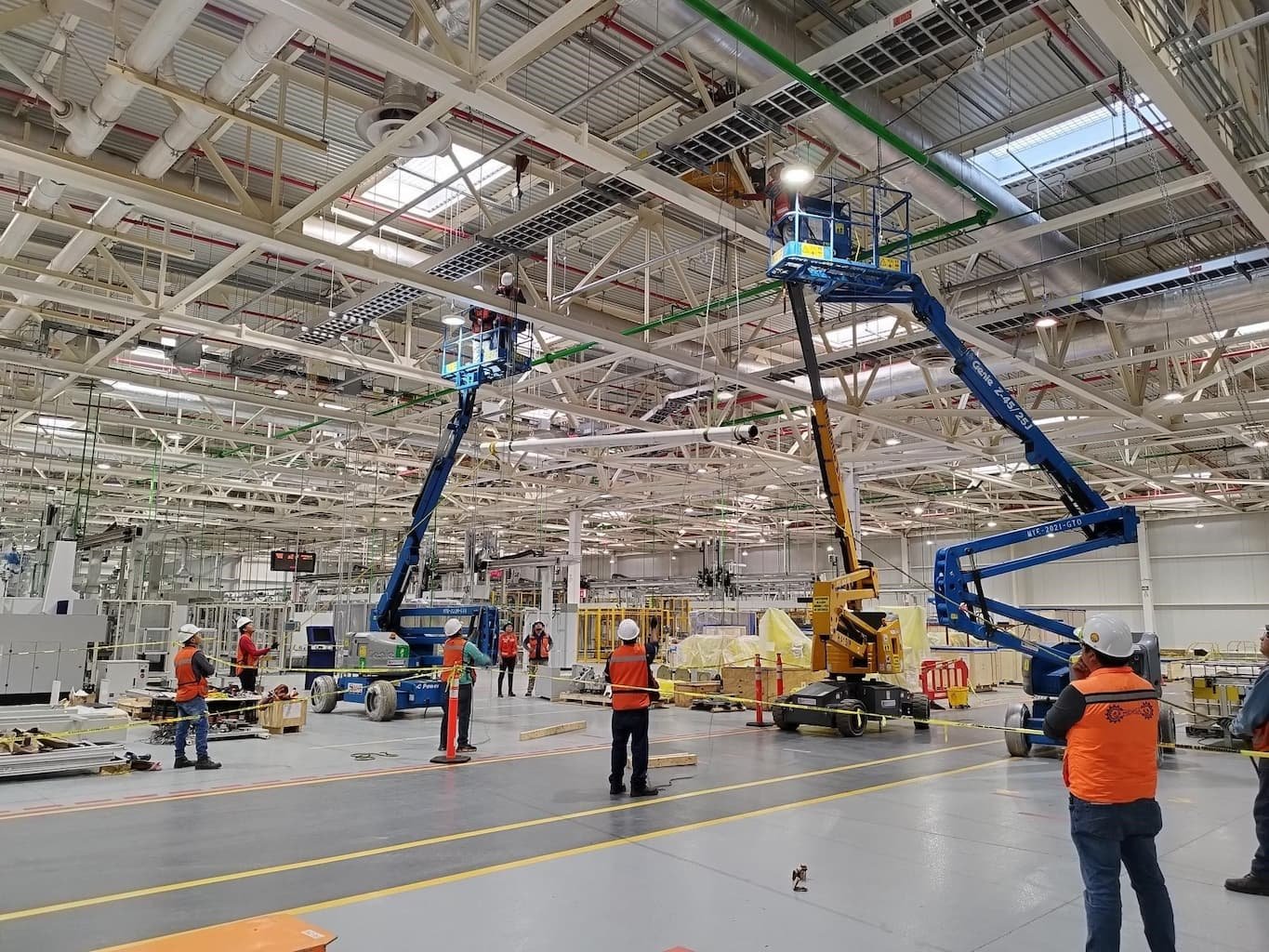 Equipo AZVIR Ingeniería ejecutando instalaciones eléctricas industriales en nave maquiladora de Tijuana con plataformas elevadoras